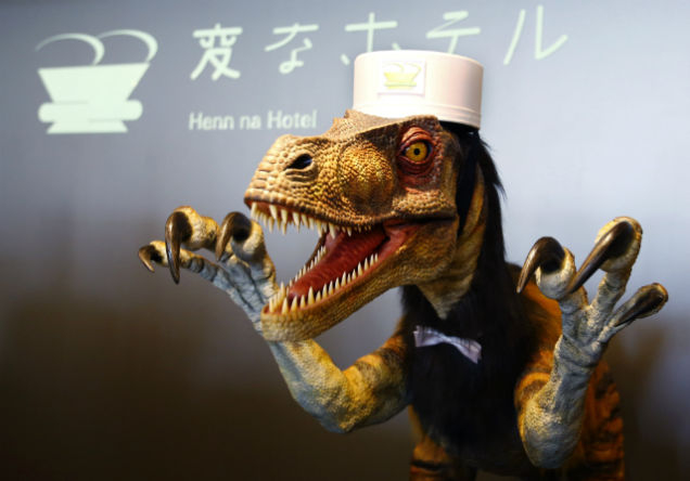 Neste hotel japonês, você é atendido por dinossauros e robôs