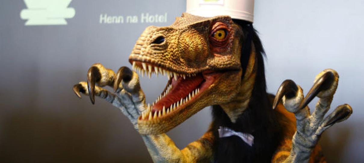 Neste hotel japonês, você é atendido por dinossauros e robôs