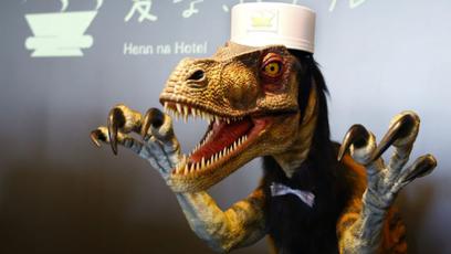 Neste hotel japonês, você é atendido por dinossauros e robôs
