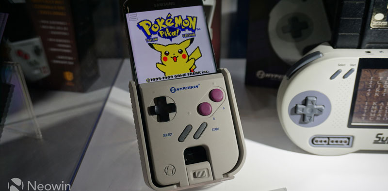 Essa capa de celular  transforma seu smarthphone em um Game Boy que funciona