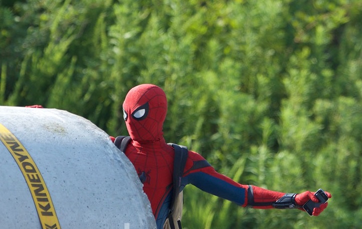 Spider-Man: Homecoming | Tom Holland aparece uniformizado em fotos do set