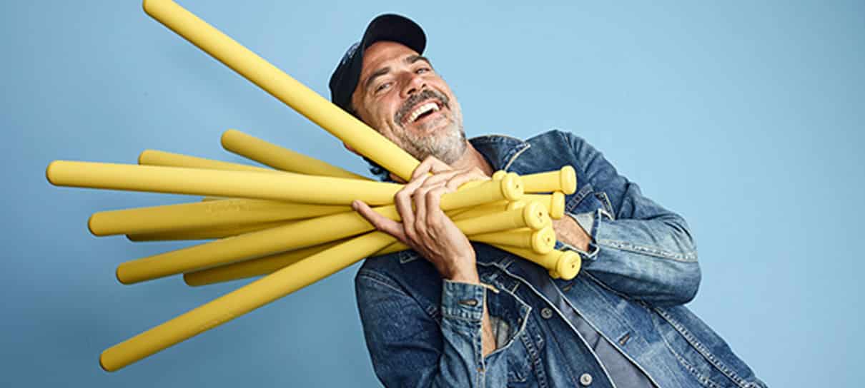 SDCC 2016 | Elenco de The Walking Dead posa com tacos de baseball