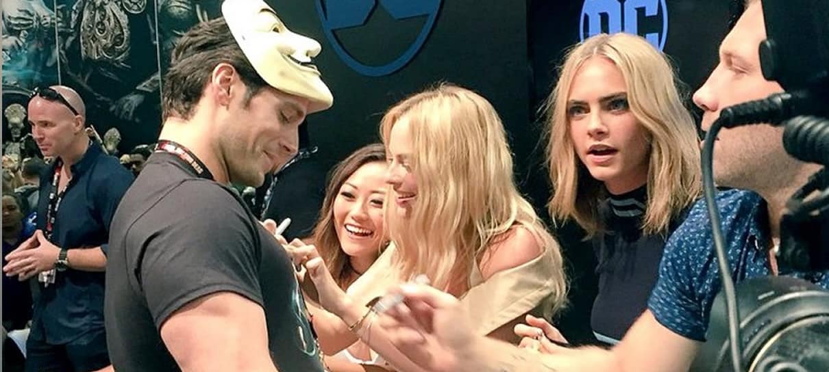 Henry Cavill faz pegadinha com elenco de Esquadrão Suicida durante a  Comic-Con 2016