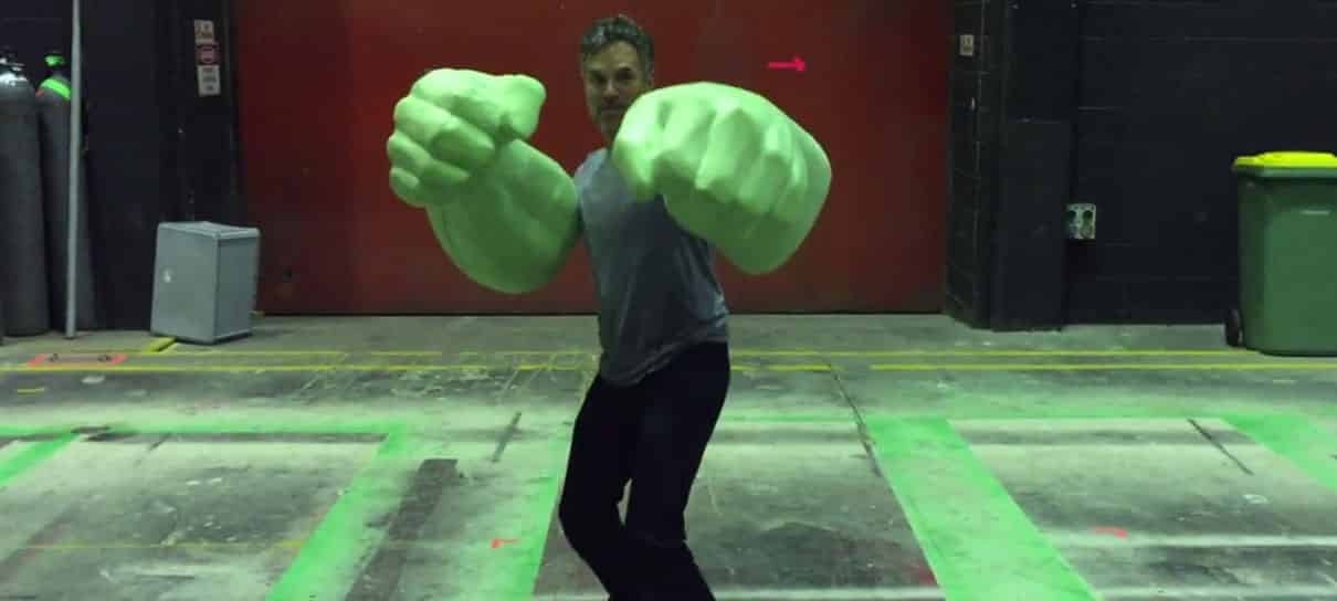 Thor: Ragnarok | Mark Ruffalo brinca com mãos de Hulk nos bastidores do filme