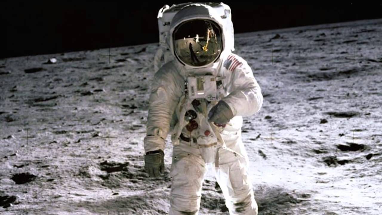 Aprenda sobre a história dos foguetes e do pouso lunar com esta música