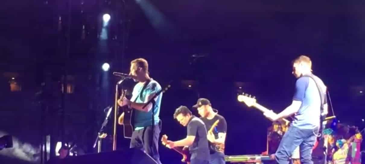 Michael J. Fox toca músicas de De Volta para o Futuro ao lado do Coldplay