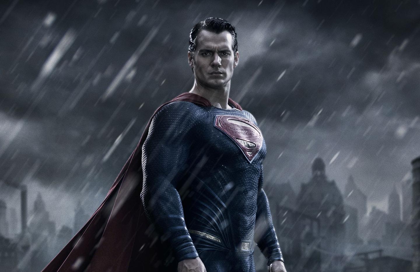 Liga da Justiça | Henry Cavill mostra detalhe do uniforme preto que usará no filme