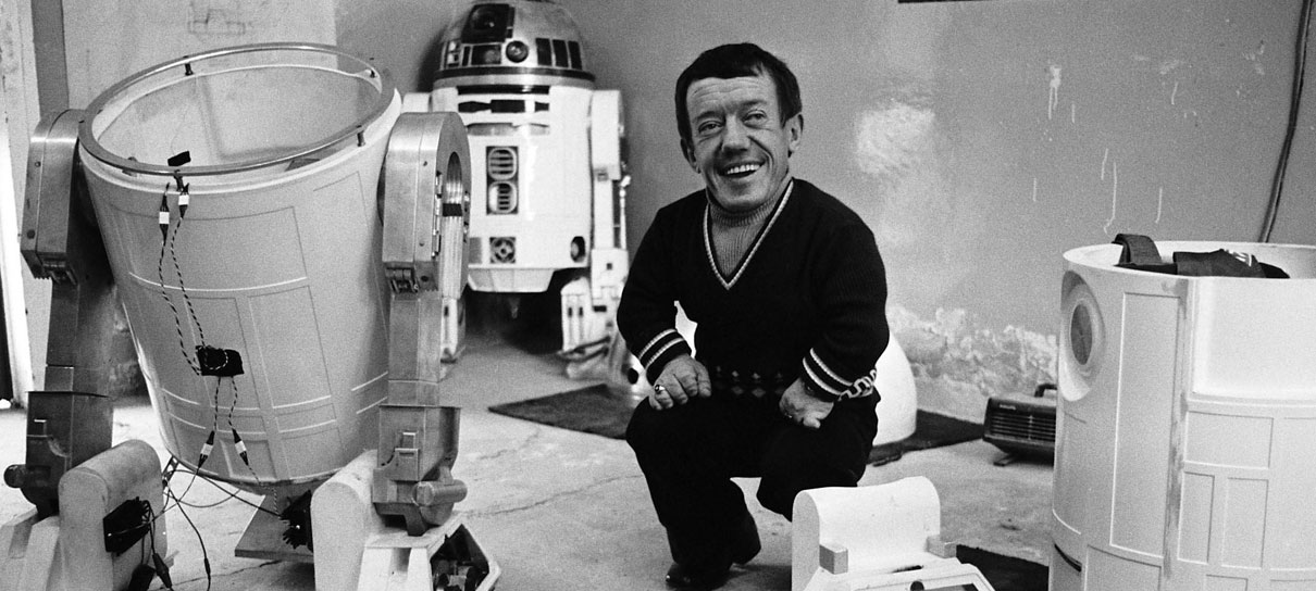 Kenny Baker, o R2D2, morre aos 81 anos