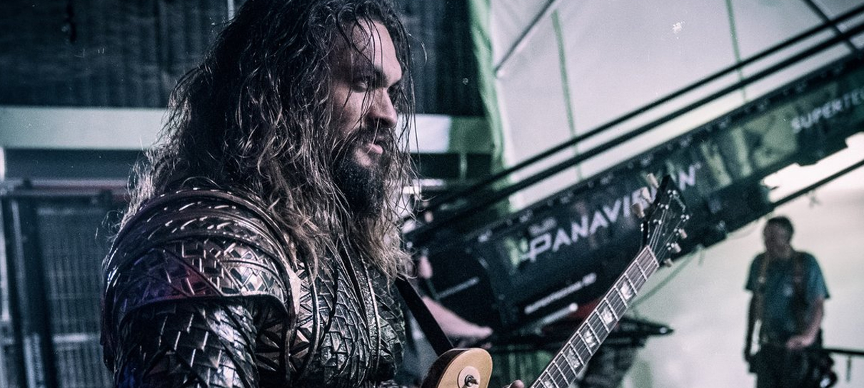 Liga da Justiça ganha novo logotipo e foto de Jason Momoa tocando guitarra