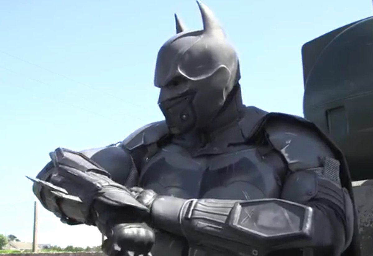 Fã cria cosplay funcional de Batman e entra para o Guiness