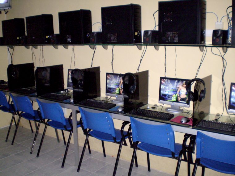O glamour das lan houses! Foto: Outer Space