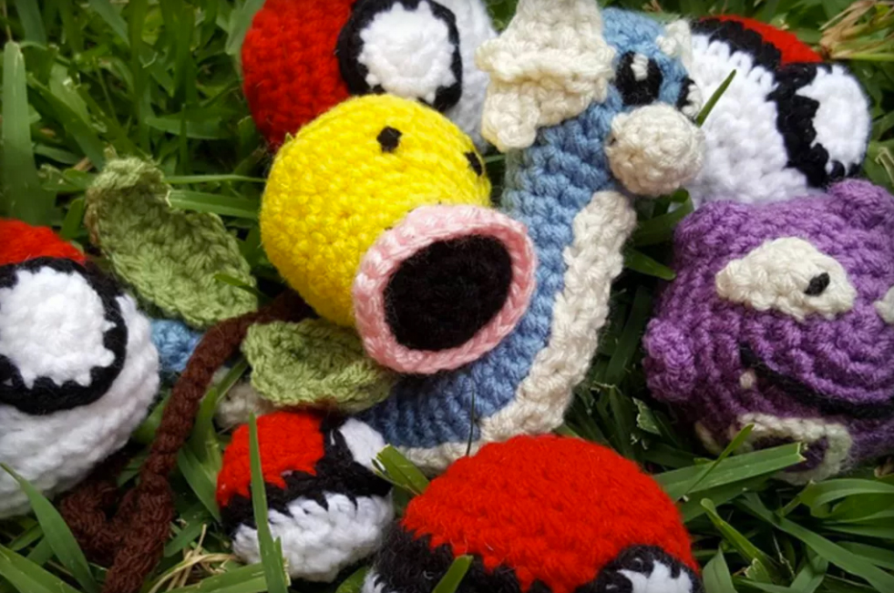 Pokémon | Uma mulher está deixando monstrinhos de crochê em Pokéstops