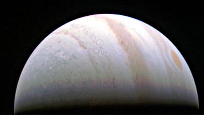 Sonda Juno completa seu primeiro sobrevoo orbital de Júpiter