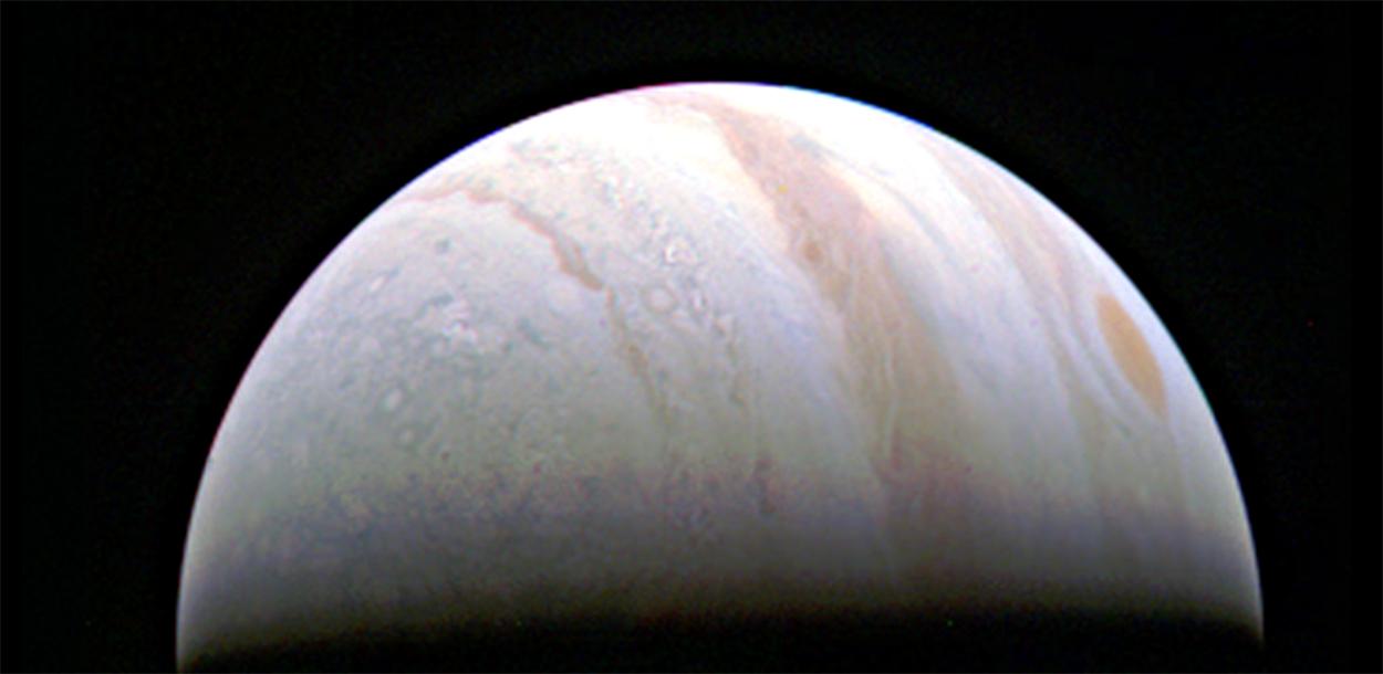Sonda Juno completa seu primeiro sobrevoo orbital de Júpiter