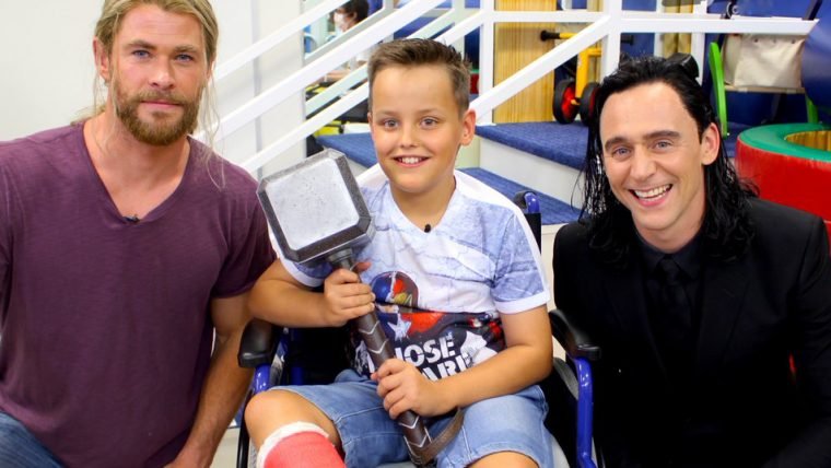 Chris Hemsworth e Tom Hiddleston visitam crianças em hospital