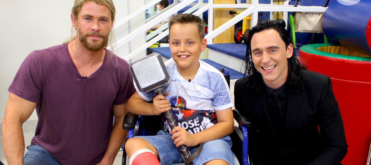 Chris Hemsworth e Tom Hiddleston visitam crianças em hospital