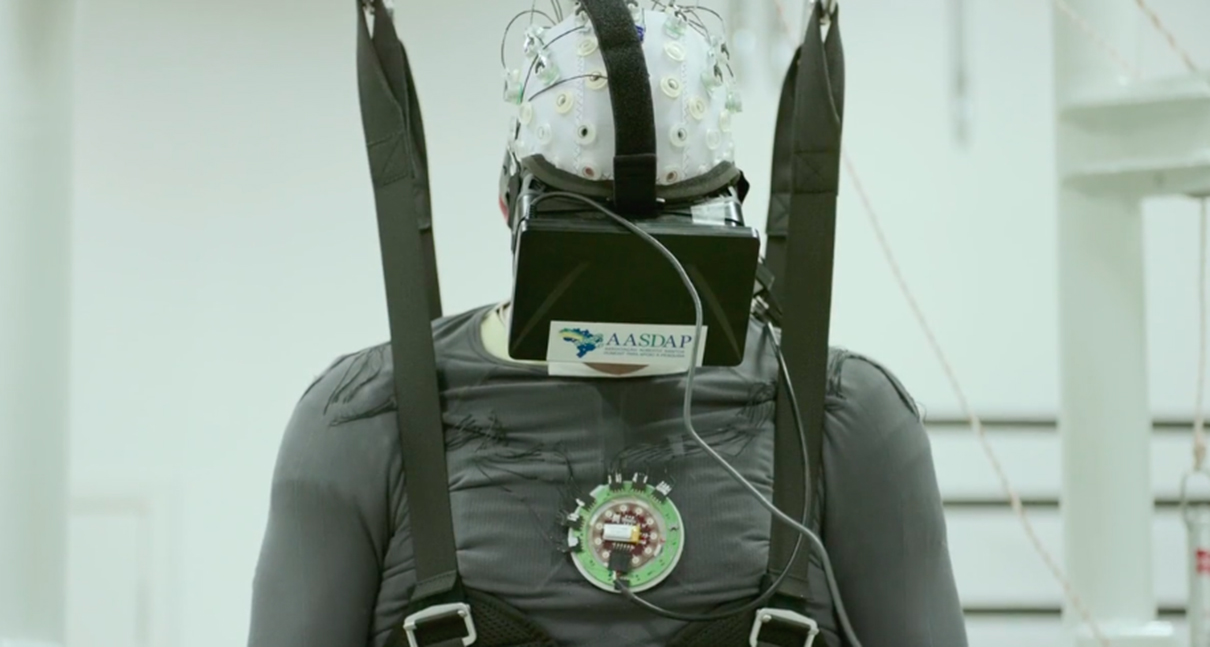 Pesquisadores estão usando VR e exoesqueletos na reabilitação de pacientes paraplégicos