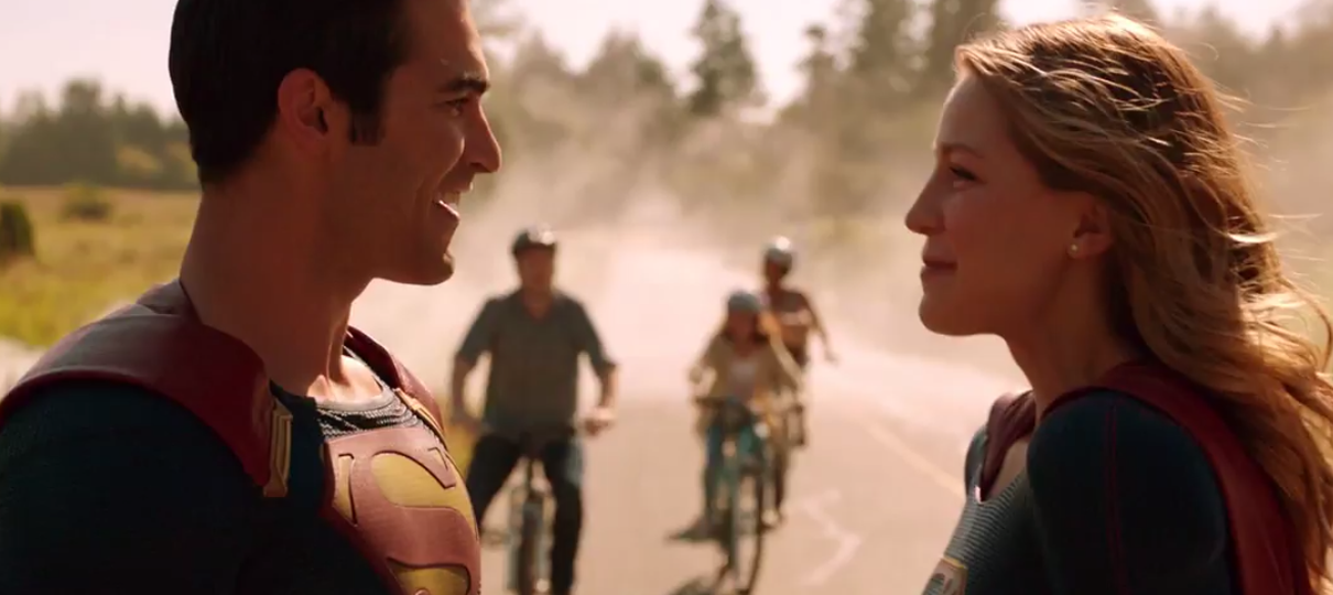 Supergirl aparece animada com o primo, Superman, em novo trailer