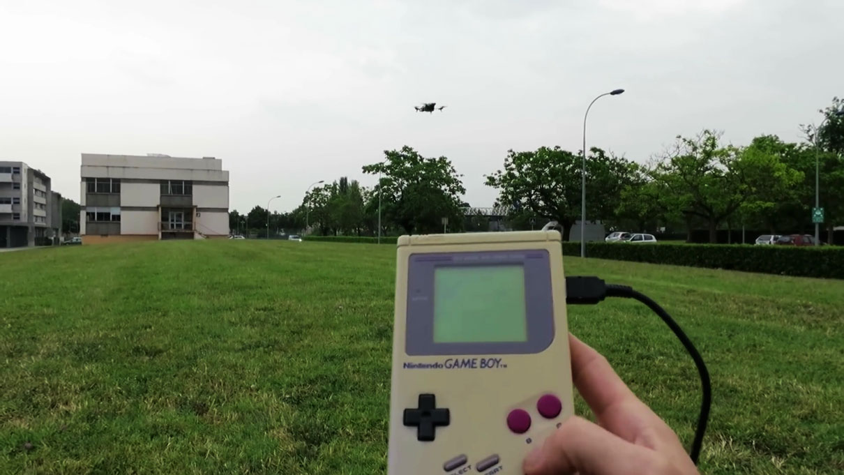 Veja um drone sendo controlado por um Game Boy