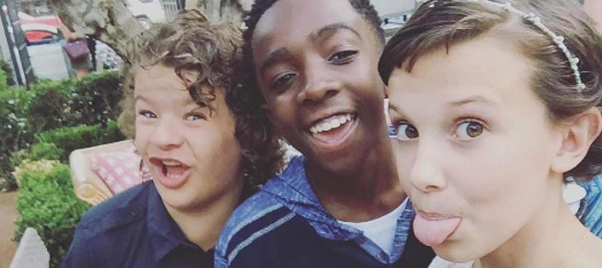 Stranger Things | Elenco esbanja simpatia cantando "Uptown Funk" no Emmy 2016