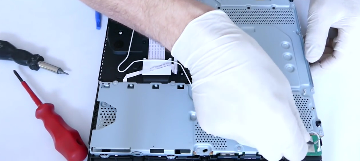 Veja o novo PlayStation 4 Slim sendo completamente desmontado
