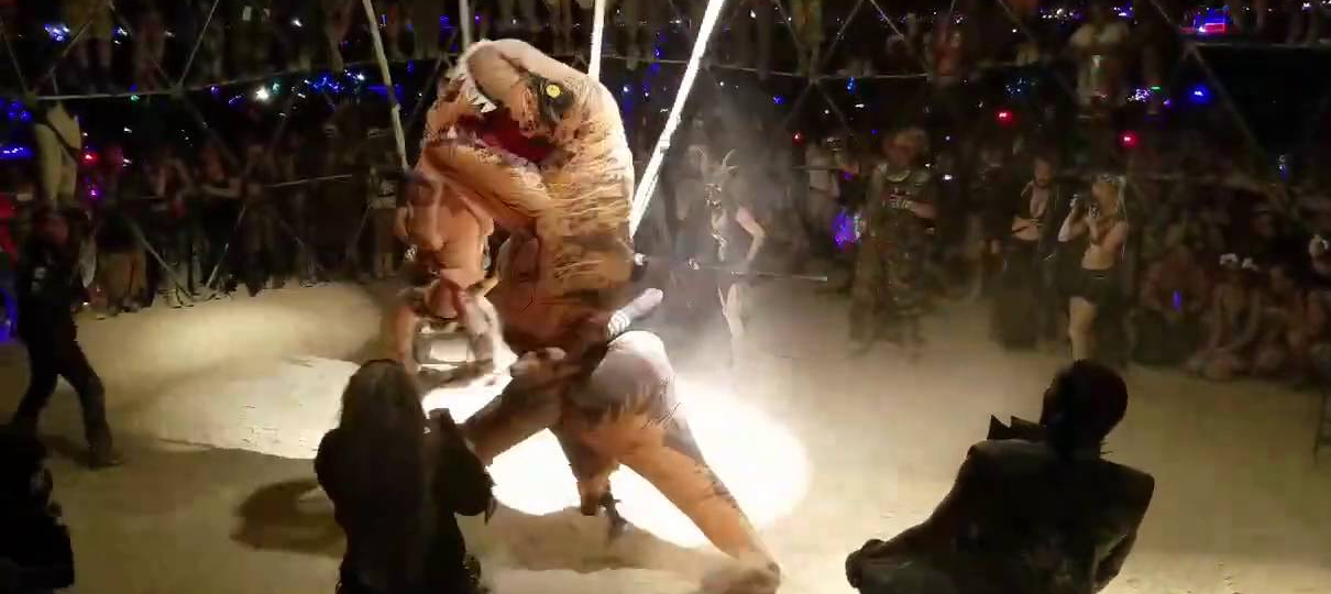 Batalha de T-Rex ao estilo Mad Max com tacos de beisebol? Existe!