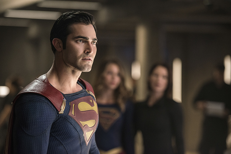 Supergirl fica melhor com Superman e ao som do tema de John Williams