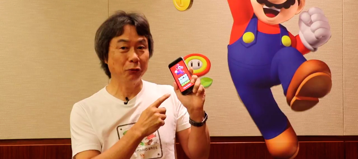 Shigeru Miyamoto joga Super Mario Run enquanto come um hambúrguer