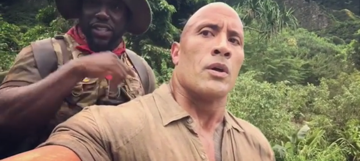 Jumanji | Kevin Hart monta nas costas de The Rock em novo vídeo