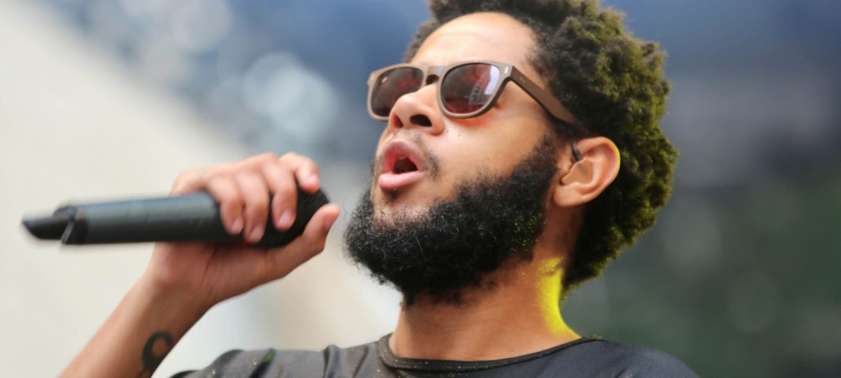 Emicida grava batalha de rap para 'Irmão do Jorel'; assista - Estadão