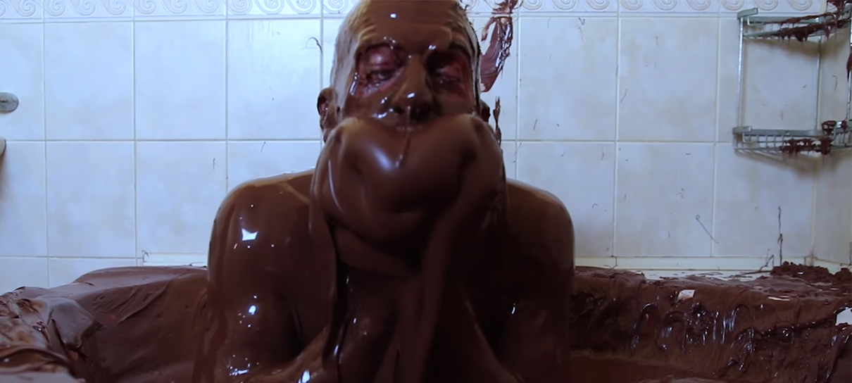 O que fazer com 200kg de Nutella? Colocar numa banheira e nadar!