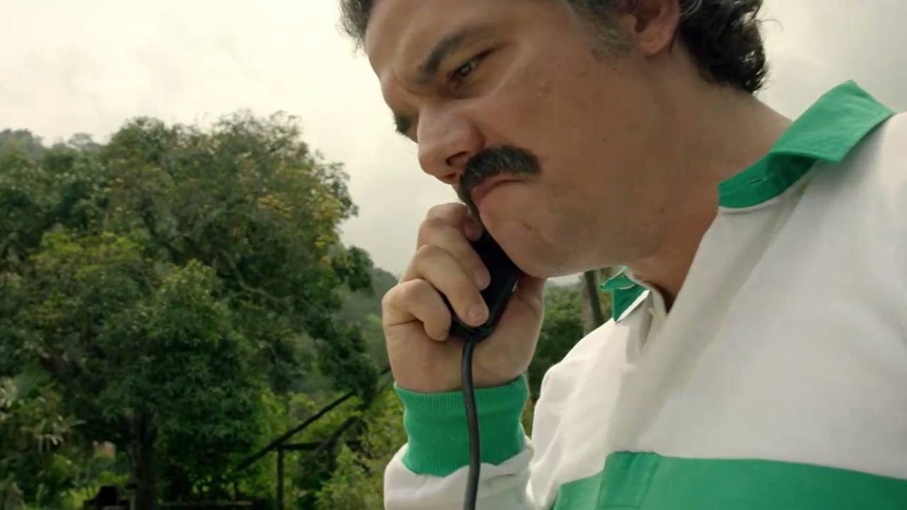 Narcos | Pablo Escobar invade frequência de rádio em ação da Netflix