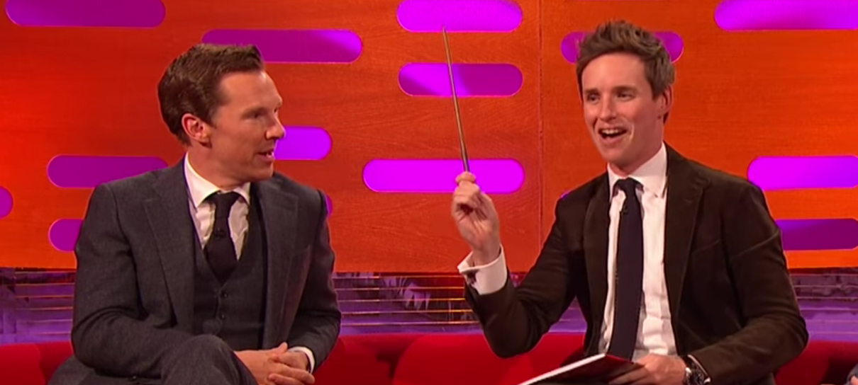 Eddie Redmayne faz mágica com Benedict Cumberbatch em entrevista