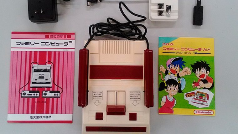 Veja a Nintendo tirando da caixa um Famicom novinho (e sim, ele funciona)
