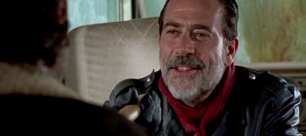 The Walking Dead | "Foi divertido mentir pra todo mundo" diz ator vítima de Negan