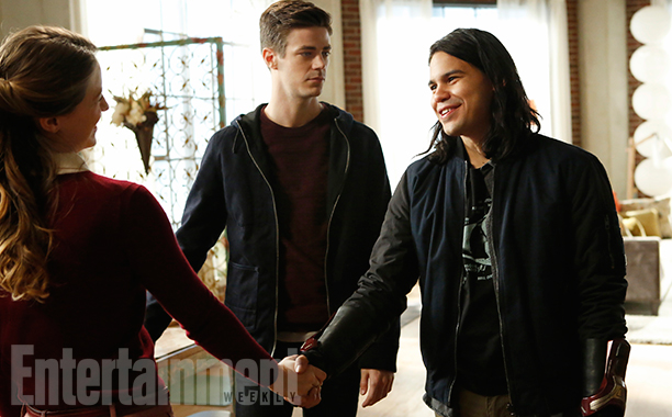 Supergirl
Season 2, Epsiode 7 "Invasion!" - Nov. 21, 2016
(L-R): Melissa Benoist as Kara/Supergirl, Grant Gustin as Barry Allen and  Carlos Valdes as Cisco Ramon