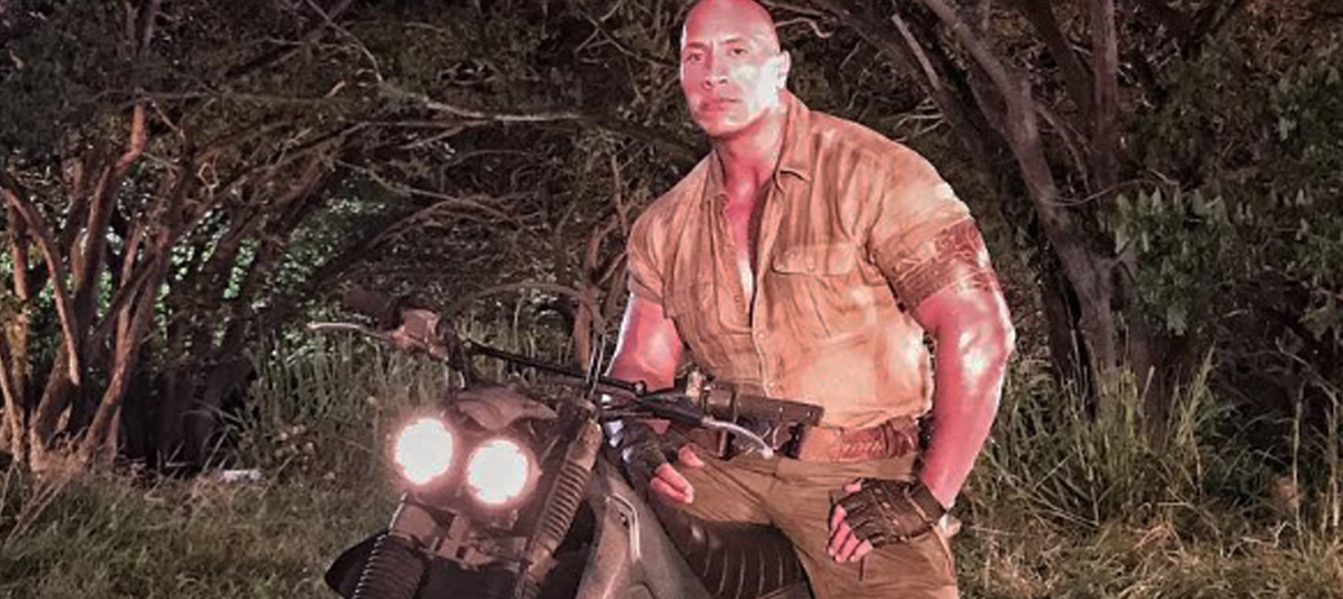 Jumanji | The Rock anda de moto enquanto usa um lança chamas em novo vídeo