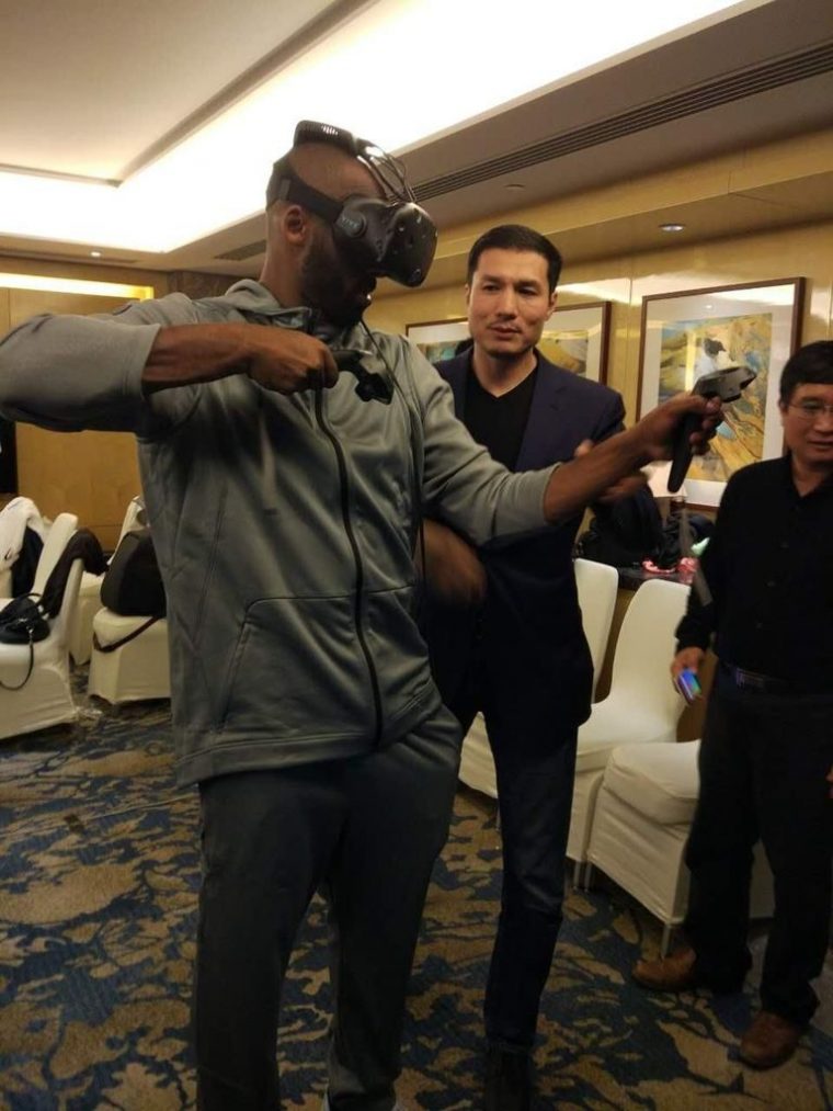 Esse é o Kobe Bryant testando o VR sem fio