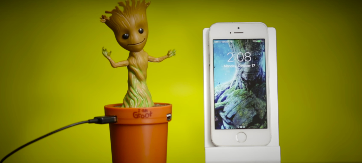 Nós queremos o carregador de celular do Baby Groot: a melhor companhia para o trânsito