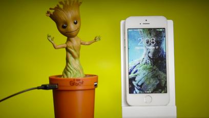 Nós queremos o carregador de celular do Baby Groot: a melhor companhia para o trânsito