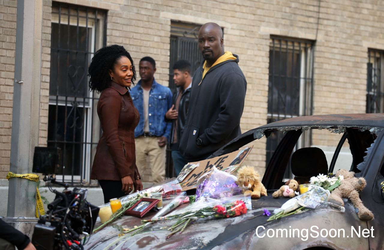 NEW YORK, NY - NOVEMBER 16:  Mike Colter and Simone Missick filming Marvel's "The Defenders" on November 16, 2016 in New York City.  (Photo by Steve Sands/GC Images)