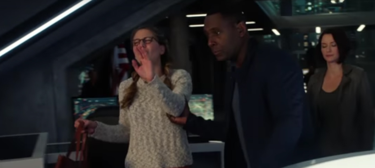 Supergirl fica na mão do palhaço em clipe do próximo episódio