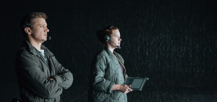 (L-R) Jeremy Renner as Ian Donnelly and Amy Adams as Louise Banks in ARRIVAL by Paramount Pictures