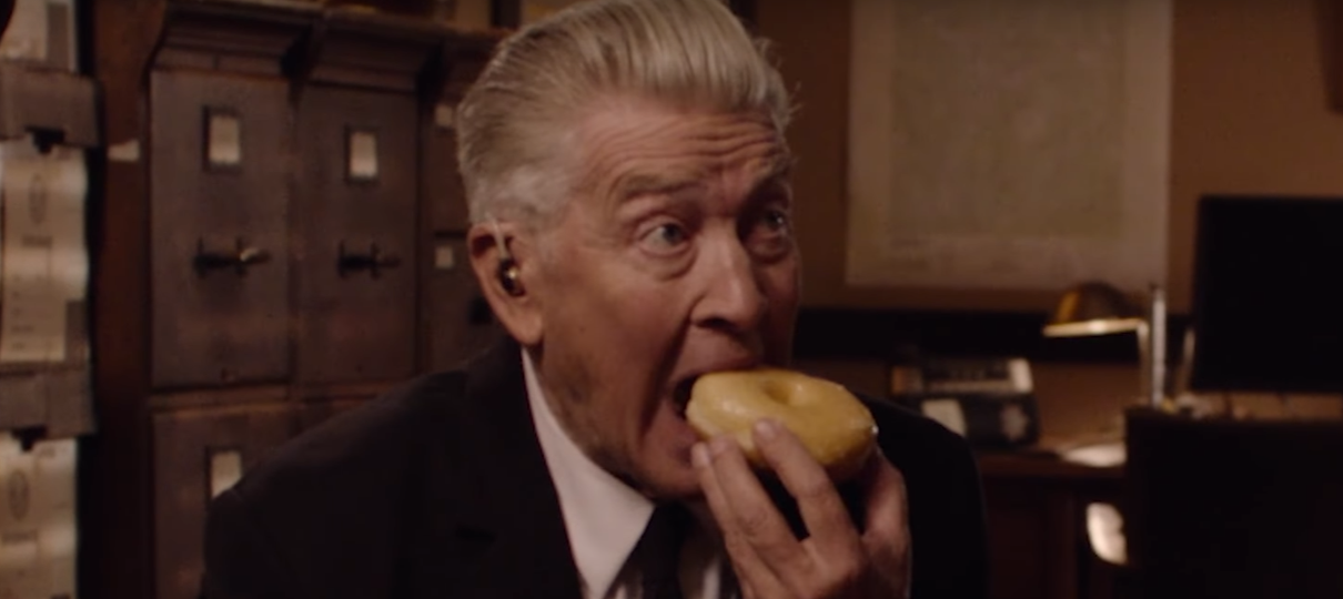 O novo teaser de Twin Peaks é só o David Lynch comendo um donut