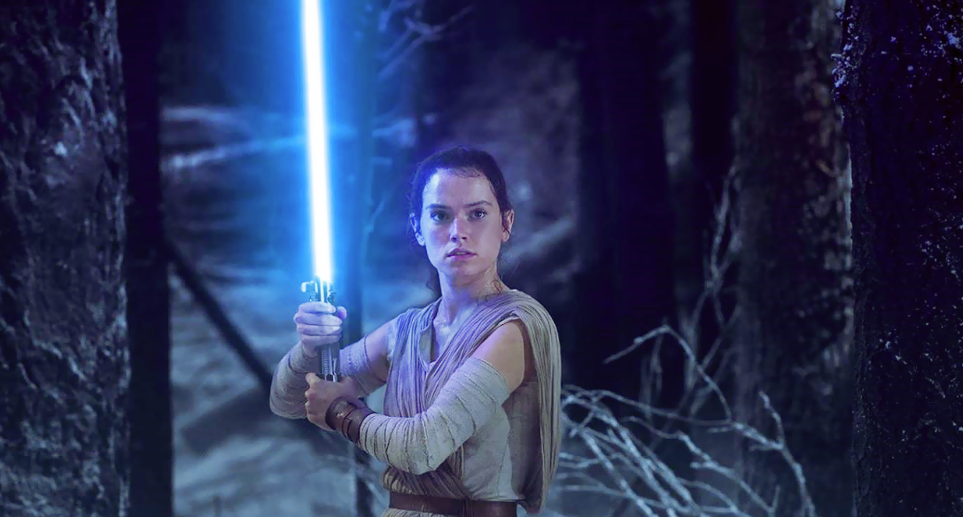 Star Wars: Os Últimos Jedi | Rey se diverte com o sabre de luz em comercial