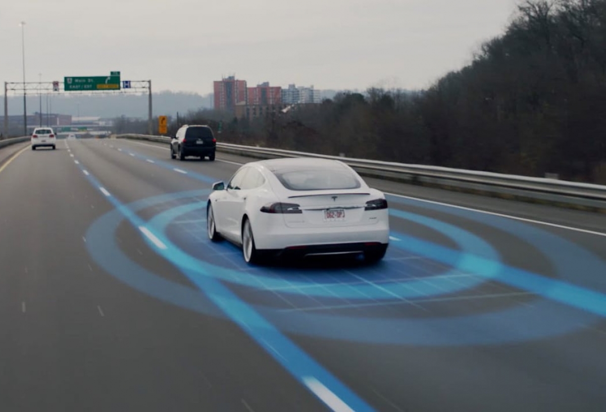 Piloto automático da Tesla evita acidente na Holanda