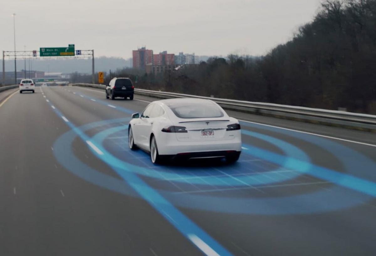 Piloto automático da Tesla evita acidente na Holanda