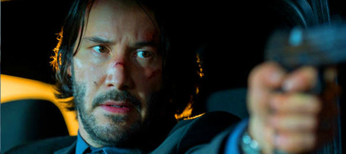 John Wick treina e se veste para a batalha nos novos featurettes