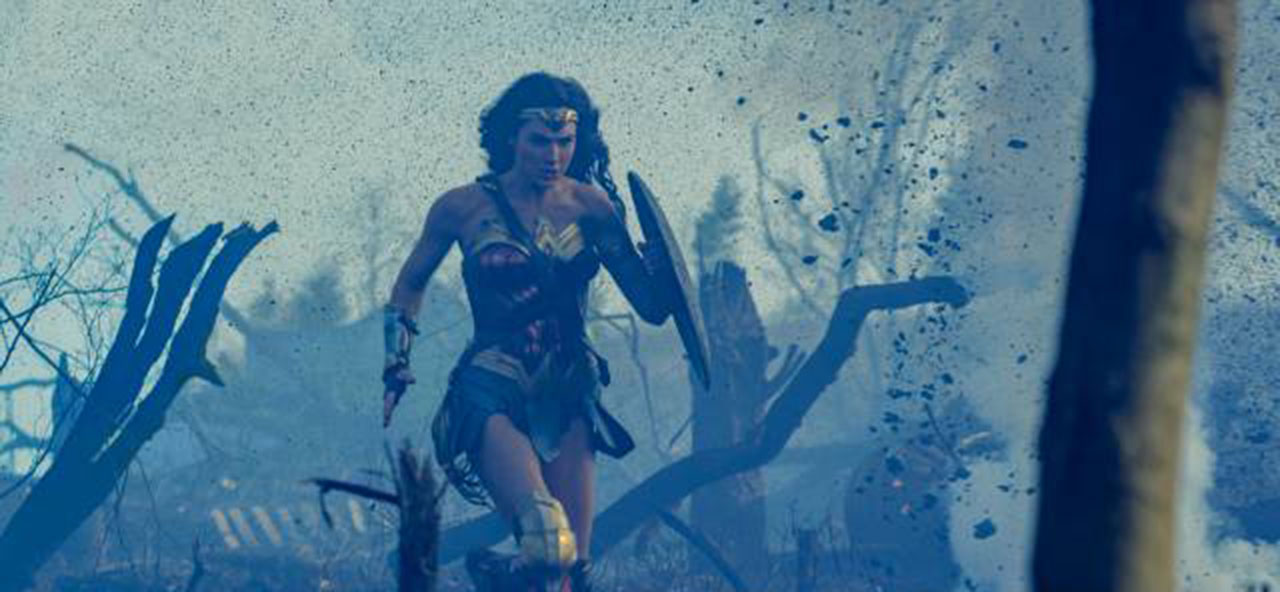 Mulher-Maravilha aparece em cenário de guerra em nova imagem
