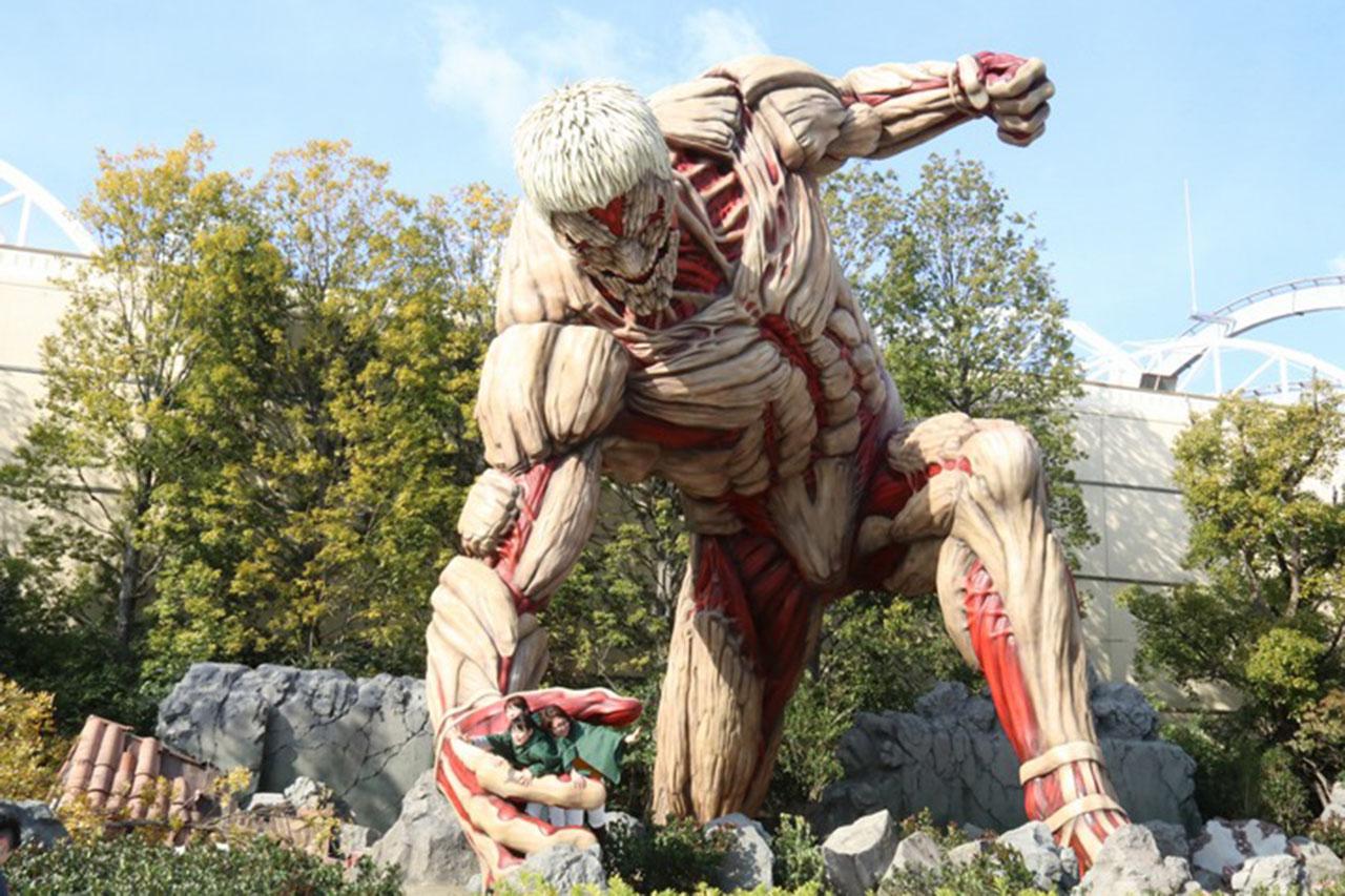 Universal Studios Japan inaugura estátua de 15 metros de Attack on Titan